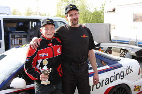 Alexander med pokalen og Jakob. Pokalen fik Alexander med hjem som en ekstra konfirmationsgave.